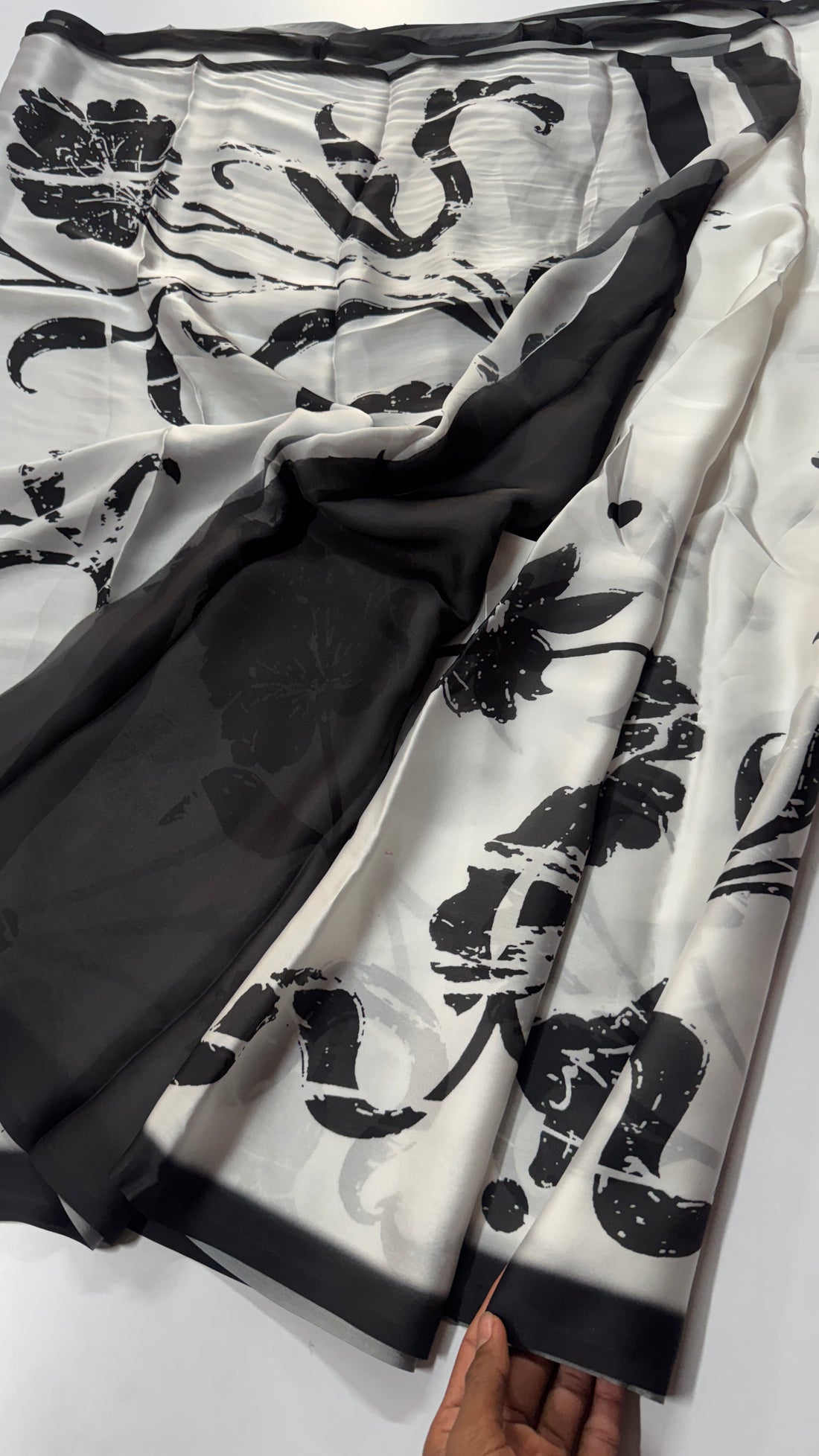 Satin Georgette saree blooms with floral beauty_VARAHI072