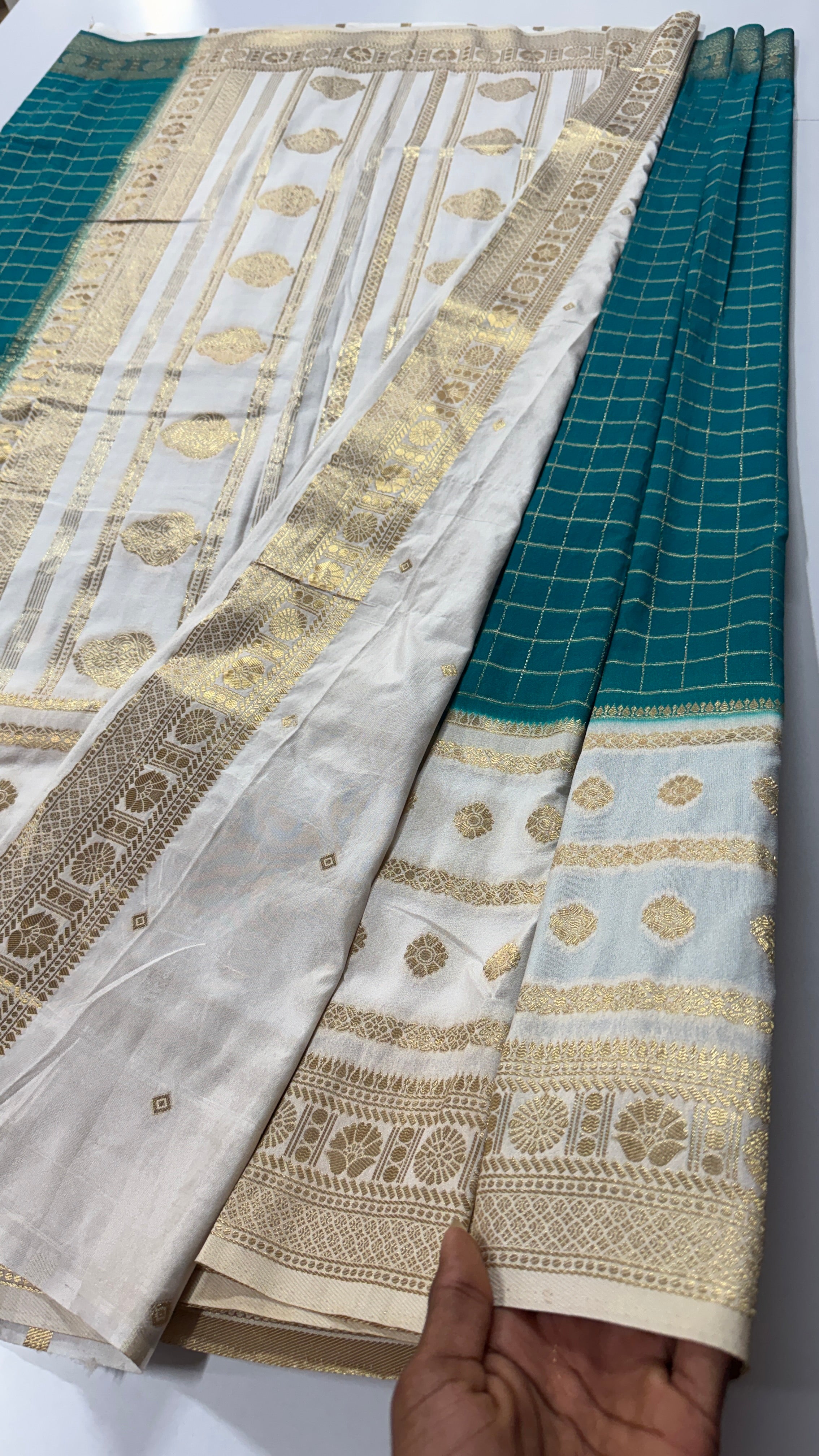 Georgette Saree with Whitish-Cream Border-VARAHI030